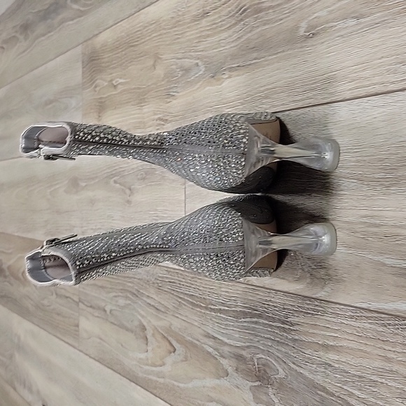 Steve Madden Size 7 Silver Embellished Vivy Heeled Bootie - Picture 9 of 9